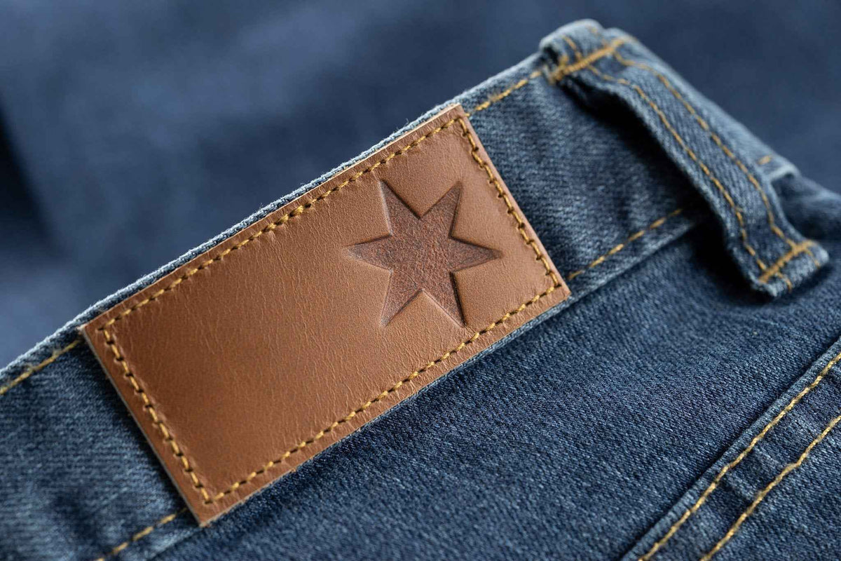 TEEK - Tailored Fit Medium Wash JEANS TEEK DDA
