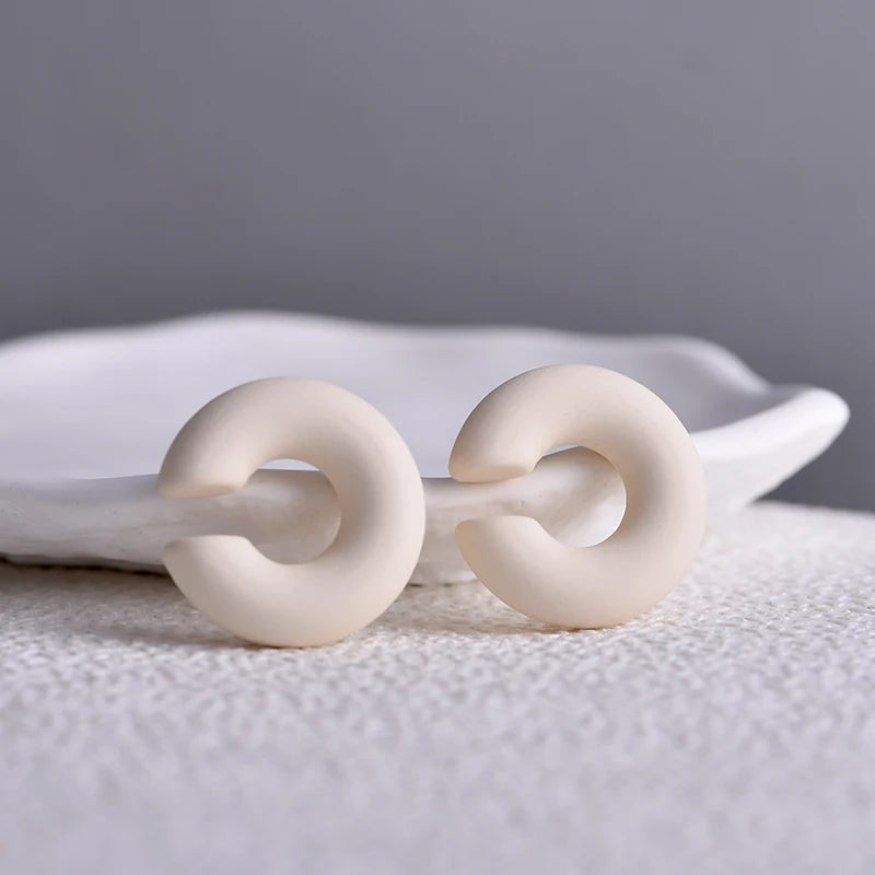 1 Pair Simple Round Circle Clip Earrings For Women C Shape Acrylic Red Blue Black Pink No Pierced Cartilage Lightweight Ear Cuff TEEK Beige