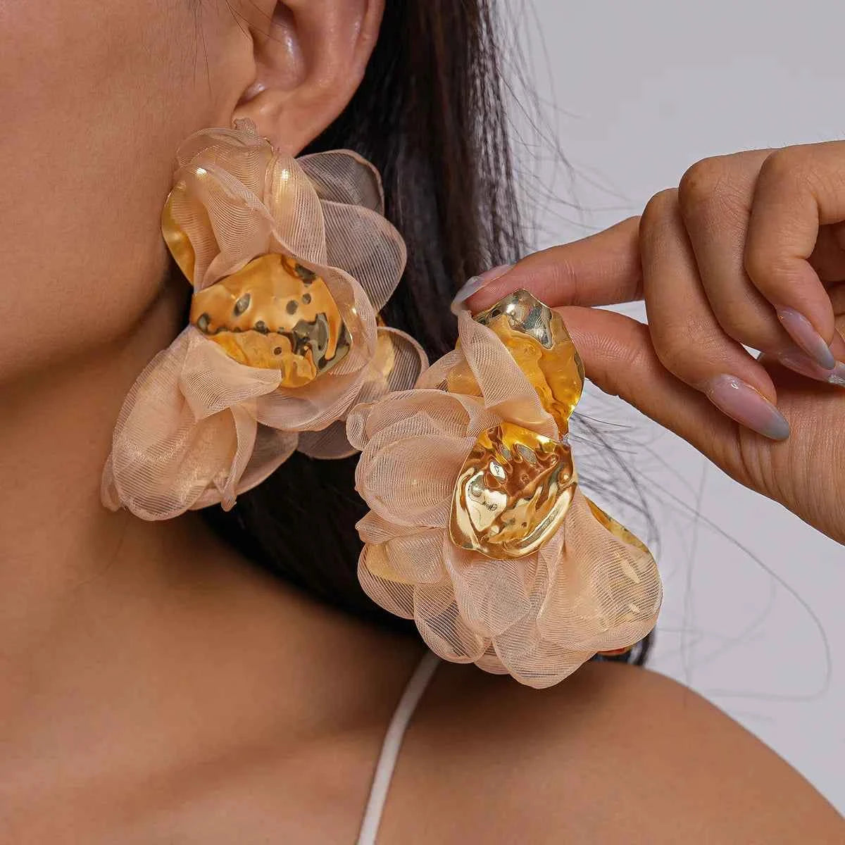 Fluffy Chiffon Flower Stud Earrings Women's Exaggerated High-End Cloth Petal Ear Studs Pleated Slice Nail Earring Ear Jewelry K1